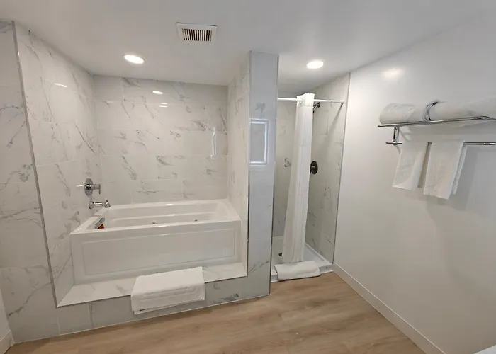 Casa Blanca Inn&suites Hotel *