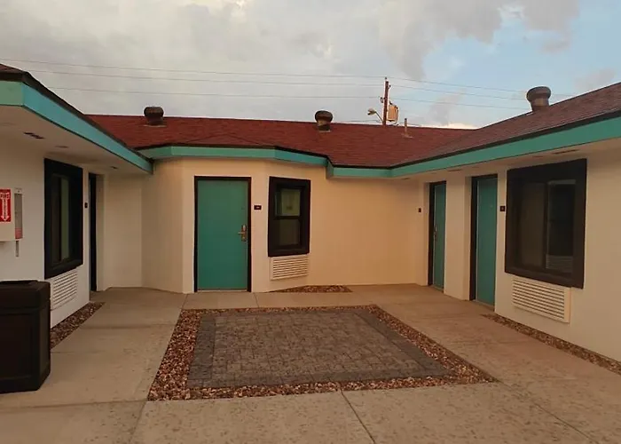 Casa Blanca Inn&suites Hotel *